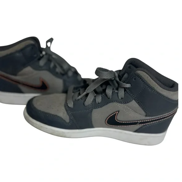 Nike Jordan 1 Mid SE Shoes Boys SZ. 5.5Y Black Grey Basketball Sneak. FQ8341-017